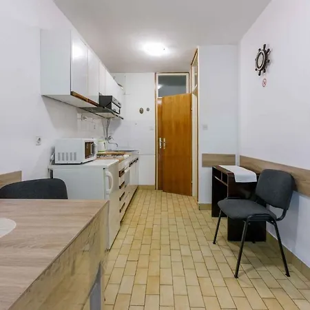 Studio In 39132 *